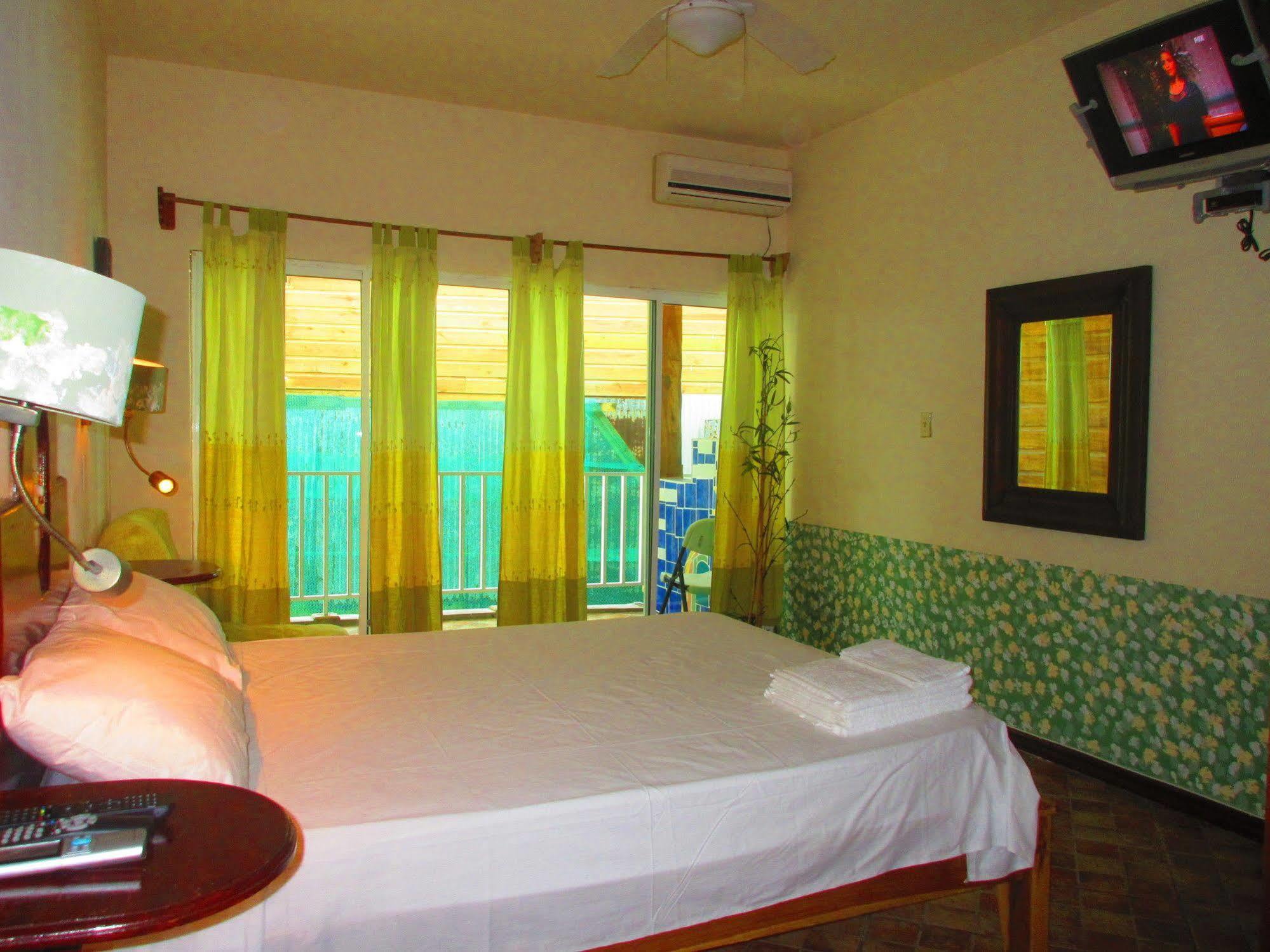 Los Balcones Over The Sea Hotel Bocas del Toro Екстериор снимка