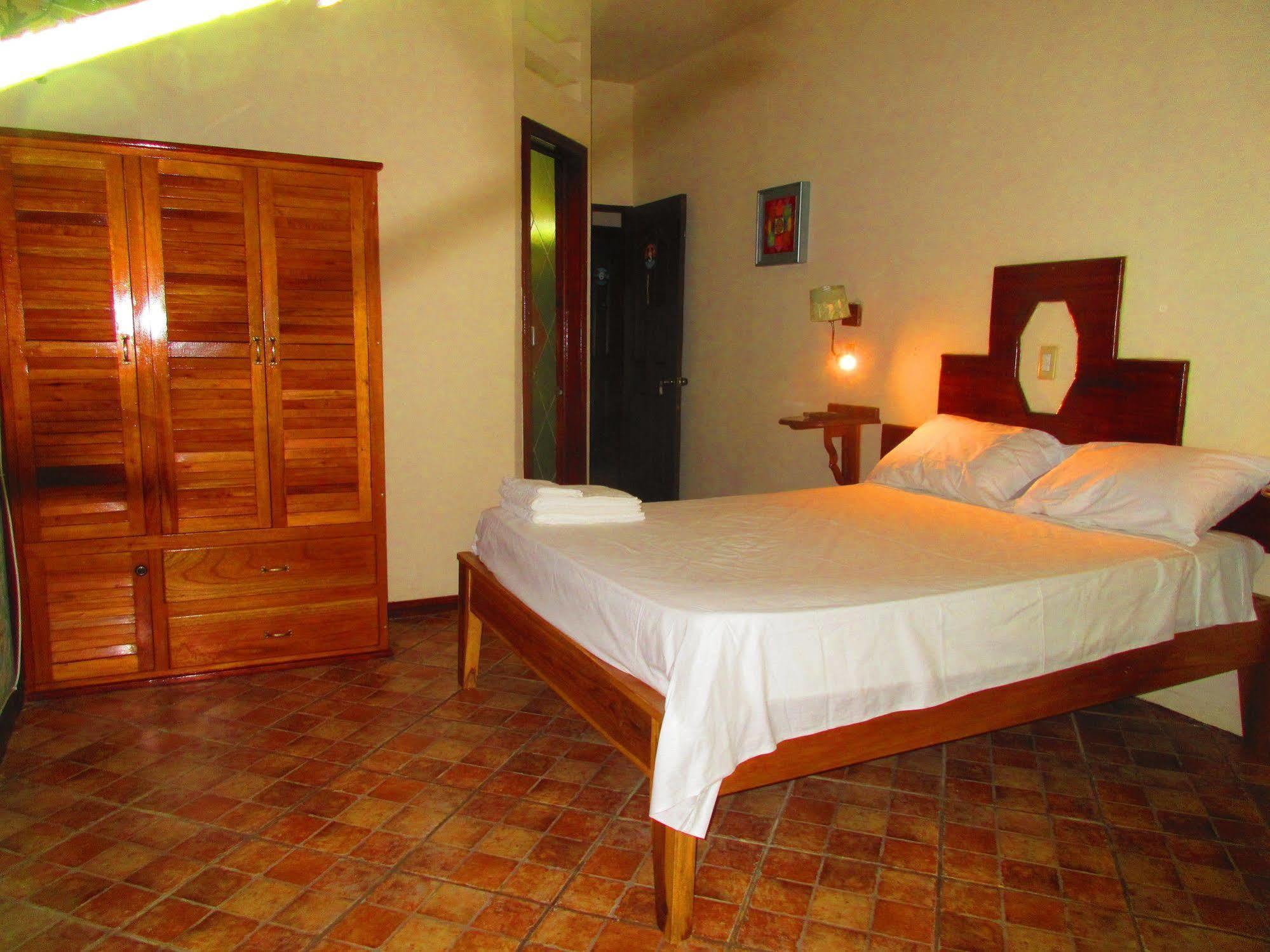Los Balcones Over The Sea Hotel Bocas del Toro Екстериор снимка
