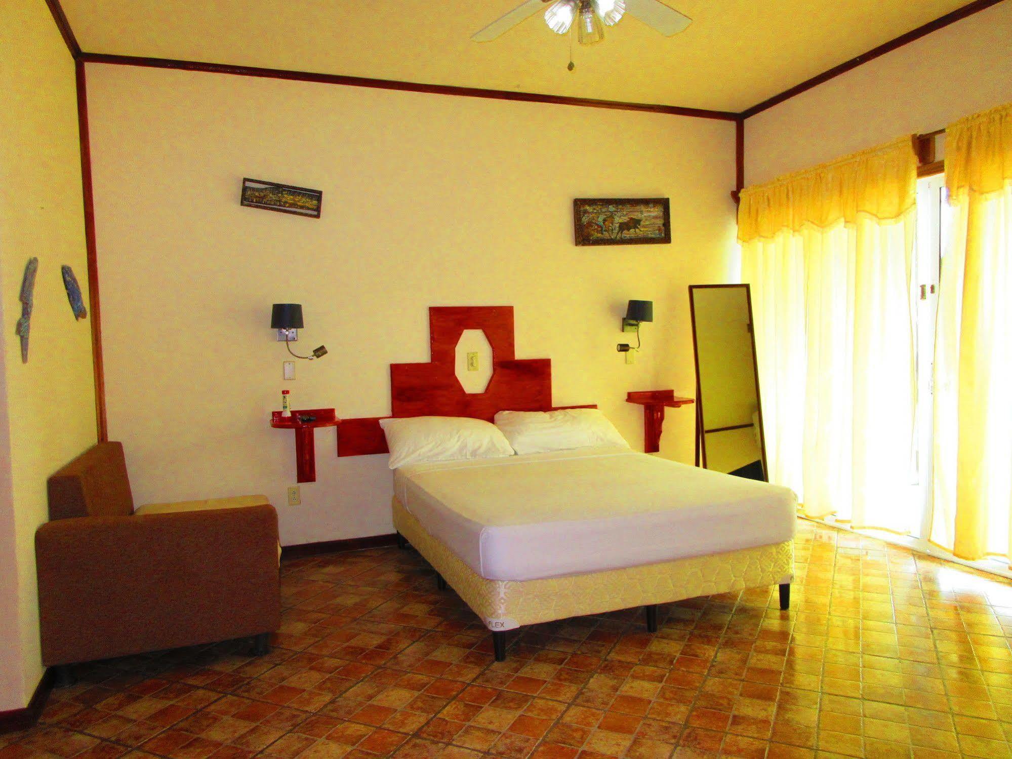 Los Balcones Over The Sea Hotel Bocas del Toro Екстериор снимка