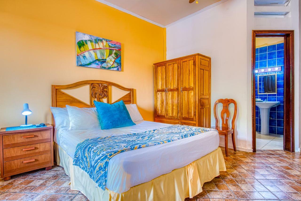 Los Balcones Over The Sea Hotel Bocas del Toro Екстериор снимка