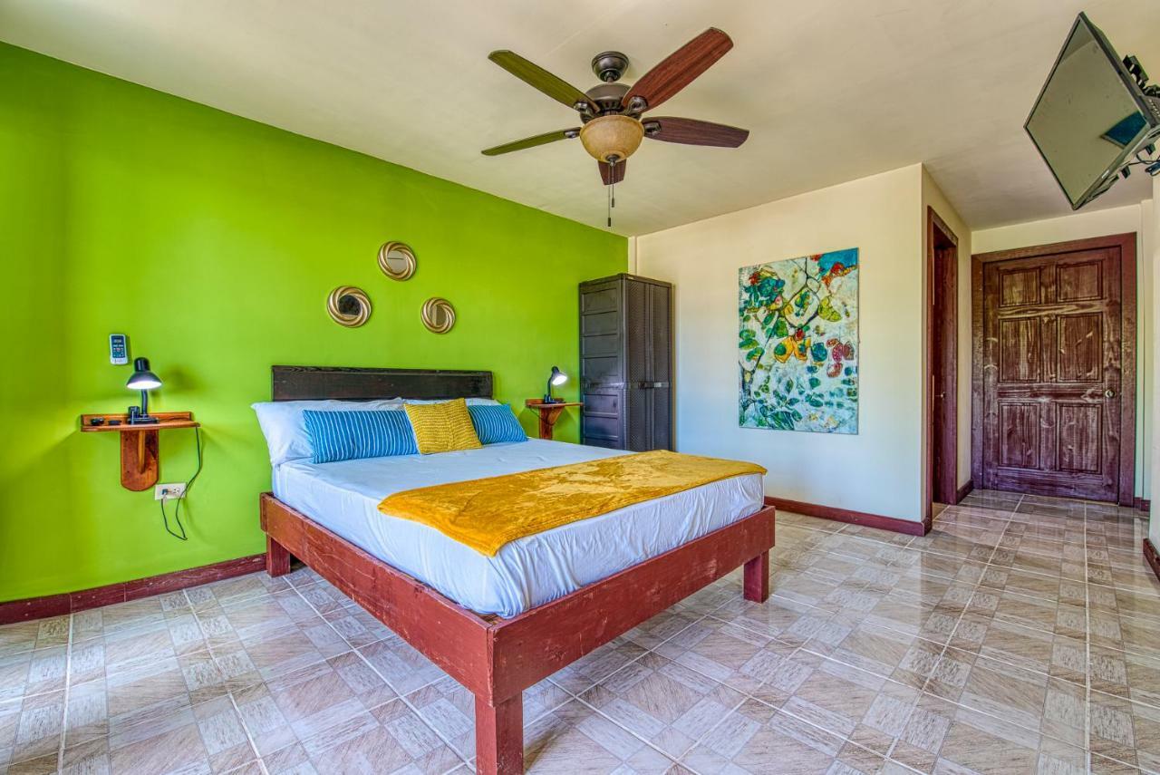 Los Balcones Over The Sea Hotel Bocas del Toro Екстериор снимка