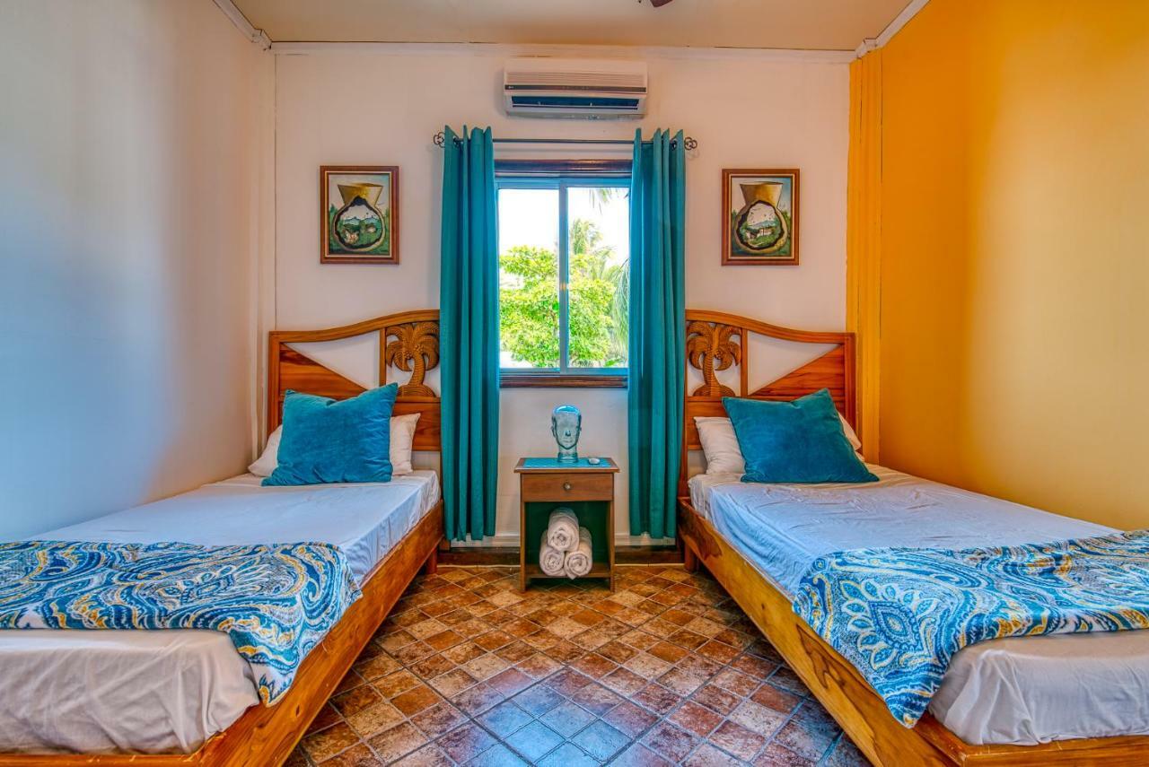 Los Balcones Over The Sea Hotel Bocas del Toro Екстериор снимка