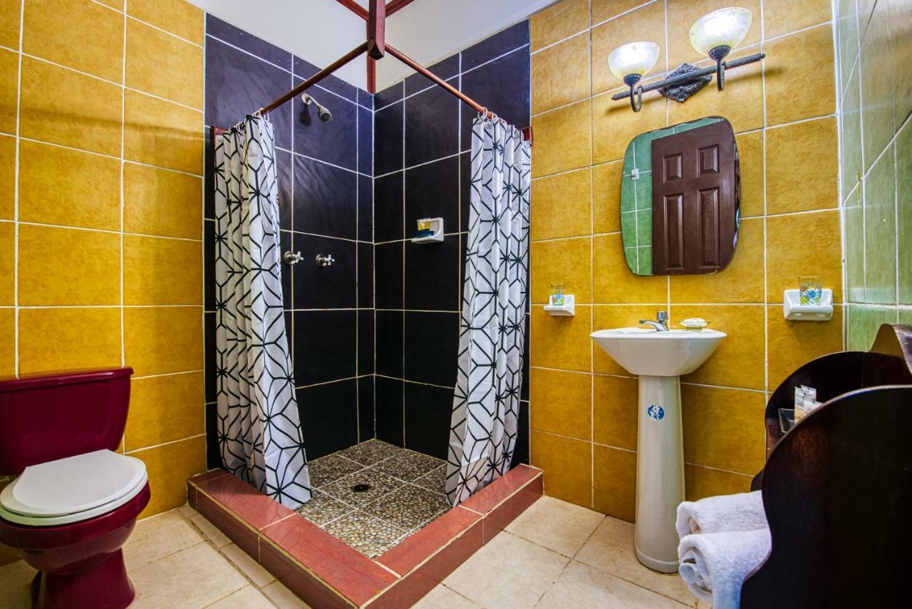 Los Balcones Over The Sea Hotel Bocas del Toro Екстериор снимка