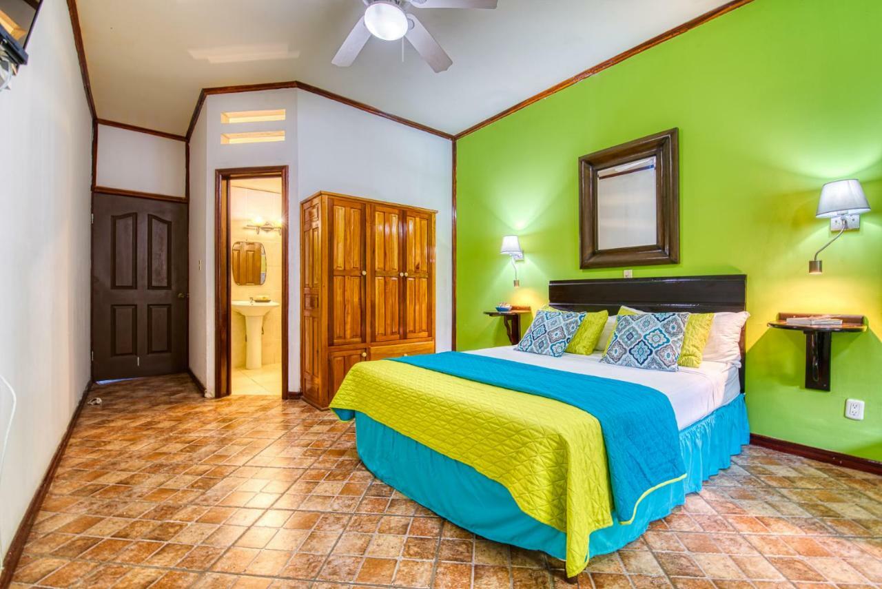 Los Balcones Over The Sea Hotel Bocas del Toro Екстериор снимка